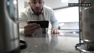 Az óriás tőgyes bejárónő megdöngetve