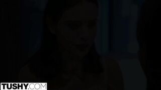 Lana Rhoades seggét egy barna csávó dugja