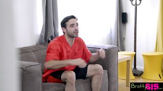 A bombázó tini csajszi tv nézés helyzett szopna