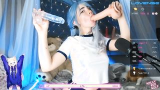 Tini kiscsaj kettő dongot szop