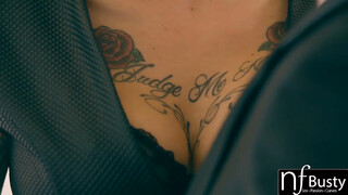 Anna Bell Peaks a tetovált bombázó muff
