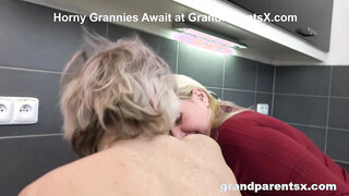 Kurva nagymamákat szexel a leszbikus unoka