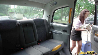 Fake Taxi  - Méretes didkós fiatal bige bekúrva