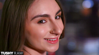 TUHSYRAW - Szexy tini kisasszony popsiba dugva