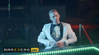 Brazzers - Blanche Bradburry hatalmas dákót kap a popsijába