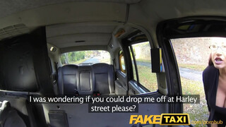 FakeTaxi - nagy keblű Milf szétbaszatja magát a Taxiban