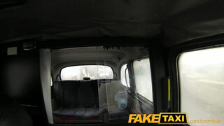 FakeTaxi - kitetovált kiscsaj megkúrelva a hátsó ülésen