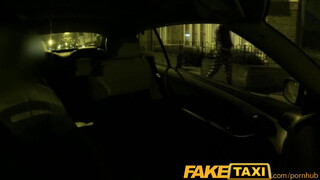 FakeTaxi - Olasz bige a taxiban kúrel