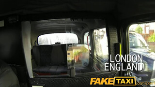 FakeTaxi világos szőke picsát nem nagyon zavarja az idősebb bájdorong