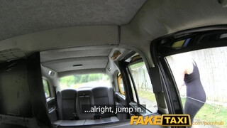 FakeTaxi - isteni testű világos szőke kiscsaj szeret szexelni
