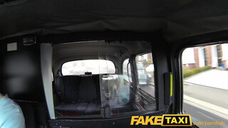 FakeTaxi gyönyörű nőci engedi popsiba is