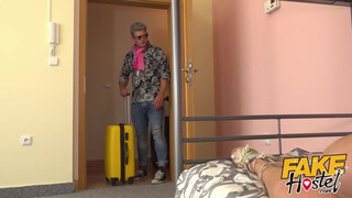 Fake Hostel szűk pinájú olasz picsa és dupla kukac