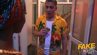 Fake Hostel afrikai kiscsaj és egy kolumbiai bula közösen