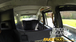 FakeTaxi amerikai félvér kisasszony szexelni akar