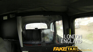 FakeTaxi - telt néger hajú nőci pénzért mindent bevállal