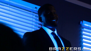 Brazzers - tetovált kisasszony méretes csoki farkat szeretne
