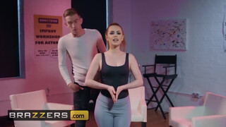 Brazzers - Ella Hughes muffjában a hatalmas bőrös virsli