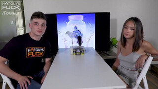 Tini pici tőgyes lány és a tetovált csávó - Hot Guys Fuck