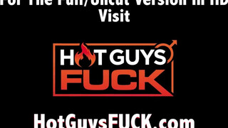 Hot guys fuck - nagydarab faszi legyalázza a pici thai bigét