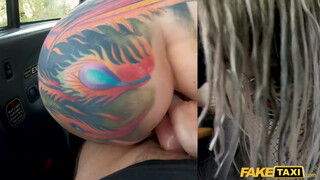Fake Taxi - Hippi tetovált csajok hátsó bejáratba tolva