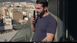 OyeLoca - hegyes csöcsű spanyol takarítónő