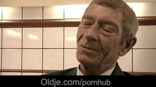 Magyar pornófilmes csajszi baszik vén hapsival - Oldje
