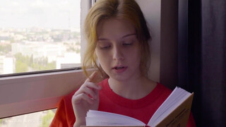 ULTRAFILMS - fullos tini bige begerjed egy könyvre