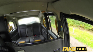 Fake Taxi - Hatalmas kannás milf megdöngetve a hátsó ülésen