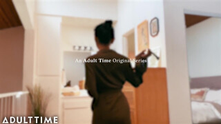 ADULT TIME - Ázsiai tini kiscsaj a fürdőben peckezik