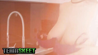TeamSkeet - bögyös debella kiscsaj és a pici faszi esete