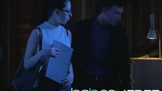 Rebecca Volpetti méretes dákót kap a popójába