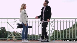Casual Tini Szex - gyönyörű fekete bige és a barátja