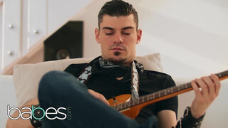 Babes - Mia Evans kúrel a gitáros hapsival