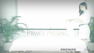 PrivateBlack - Julia Rocka a gyönyörű masszőr spiné