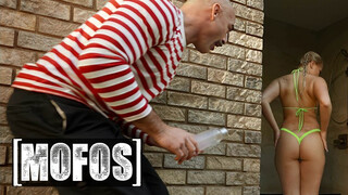 MOFOS - Harley King a gyönyörű világos szőke tini spiné