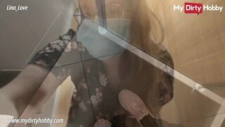 Lina Love mellbimbós kiscsaj masturbál közkonyhában