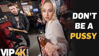Bátor világos szőke pornós keféli idegen srácot a bárban
