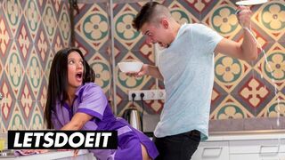 A izgató szobalány Jade Presley kitakarít és cidázza a méretes faszkat a forró szálláson