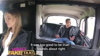 Fiatal manus gyorsan megdugja Angel Piaff szaftos csupasz puncáját a hamis taxiban