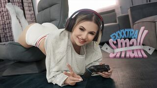 Pici tini bige Aria Banks elkapja magas mostohabátyját Chris Epicet, aki a szobájában kézimunkázza a pöcse