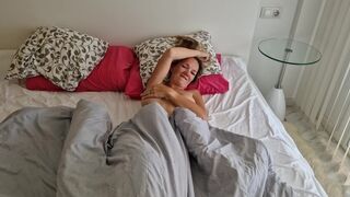 Dögös srác megbassza a haver feleségét, miután az lelépett, és pov videót készít neki