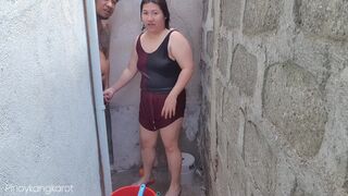 Filipina nőci kinti fürdés közben durván megdöngetve