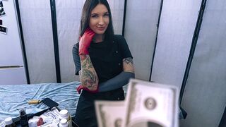 Izgató nővér latex kesztyűben segít betegének spermamintát adni