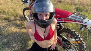 Dögös motoros spiné leszopja a motorost az enduro mezőn