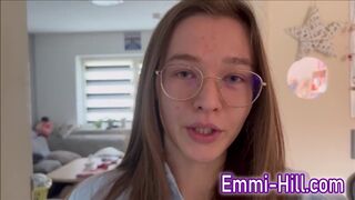 Kinti spriccelés! 18 éves vékony tini döngeti méretes punciját a szabadban, amíg el nem élvez