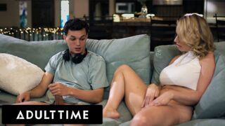 Adult Time exkluzív - Dögös MILF elkapja mostohafiát maszti közben és csatlakozik hozzá