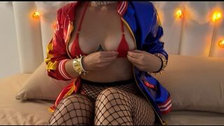 Ufo kefél bele a dögös harley quinnbe piros mikro bikiniben minden lyukba
