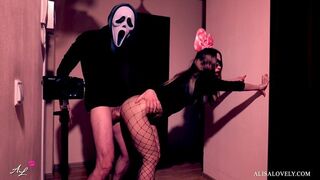 Maszkos őrült alaposan megbassza a néger picsát a tükör előtt - halloween szerepjáték fétis páros játék