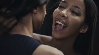 Ebony Vampire Mistress Lia Lin elcsábít egy latin amerikai méretes csöcsű tini hölgyeményt a Vampired kemény domina játékában