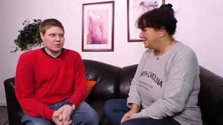 Vörös hajú milf hatalmas mellekkel cidázza a farkat és hagyja hogy alaposan megdugják